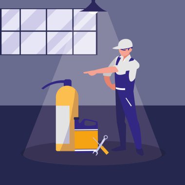 Yangın söndürücü ile makinist işçisi