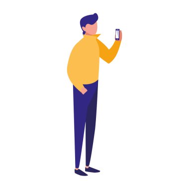 Genç adam akıllı telefon kullanıyor.