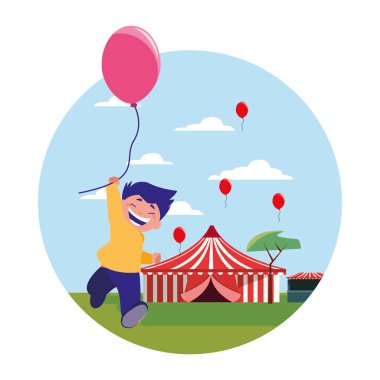 Çocuk holding balon gülümseyen