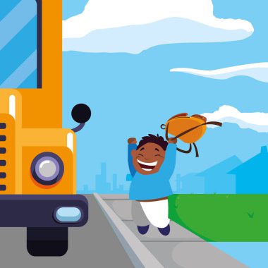 mutlu çantanı otobüs durağı ile küçük siyah öğrenci