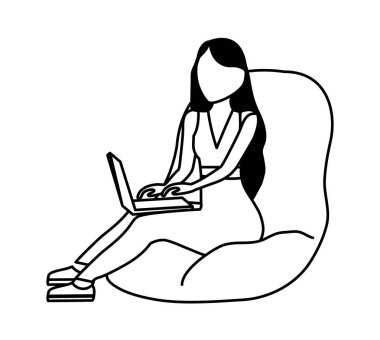 Dizüstü bilgisayarı olan genç bir kadın