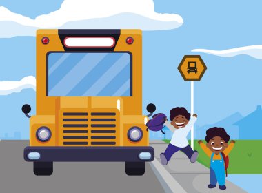 mutlu küçük siyah öğrenciler içinde otobüs durağı