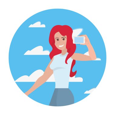 Cep telefonuyla selfie çeken bir kadın.