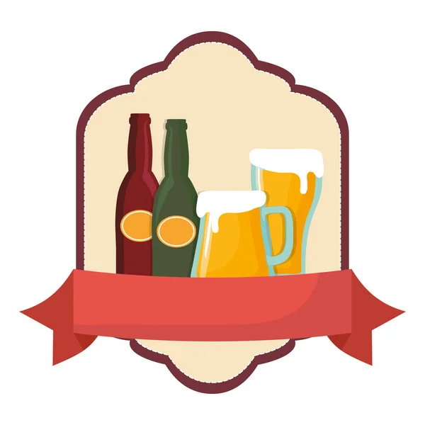 Oktoberfest botellas de cerveza y vasos emblema — Vector de stock