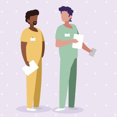 üniformalı ırklar arası erkek tıp işçileri