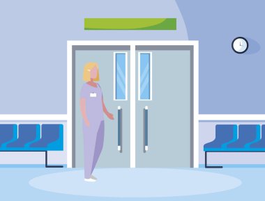 asansör kapısında kadın ilaç işçisi