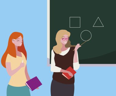 ders kitapları ve tebeşir tahtası ile kadın öğretmenler çift