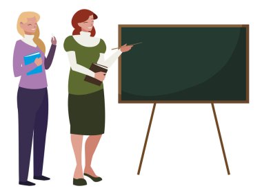 ders kitapları ve tebeşir tahtası ile kadın öğretmenler çift