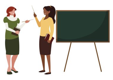 ders kitapları ve tebeşir tahtası ile ırklar arası kadın öğretmenler çift