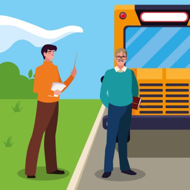 otobüs durağında öğretmen çift