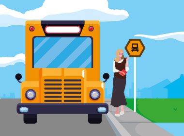 otobüs durağında kadın öğretmen