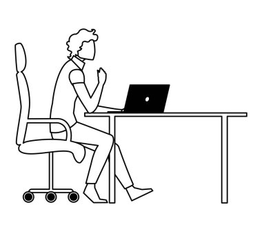 şık işadamı dizüstü bilgisayar kullanarak ofis sandalyesinde oturmuş