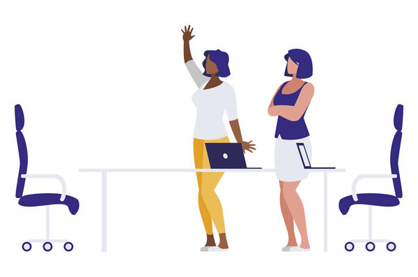 элегантные межрасовые деловые женщины на офисной сцене
