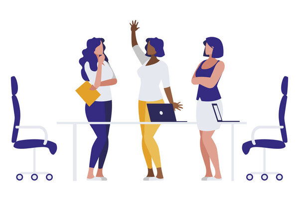 элегантные межрасовые деловые женщины на офисной сцене
