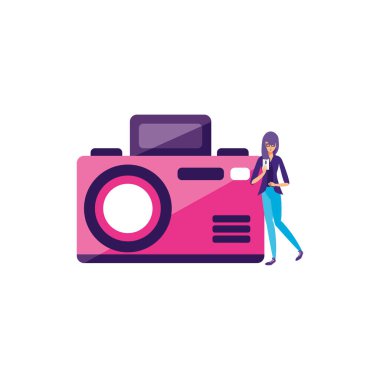 Kadın kameralı akıllı telefon kullanıyor.