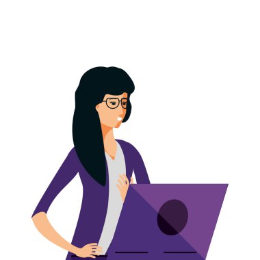 Dizüstü bilgisayar kullanan genç bir kadın