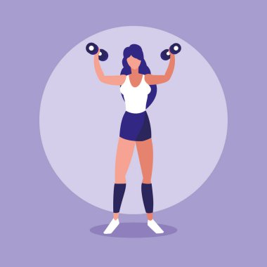 Genç atletik kadın dambılları kaldırıyor.