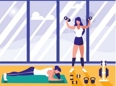 atletik kadınlar halter kaldırma ve spor salonunda göğüs push up yapıyor