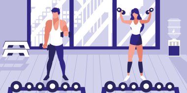 Genç atletik çift spor salonunda dambılları kaldırıyor.
