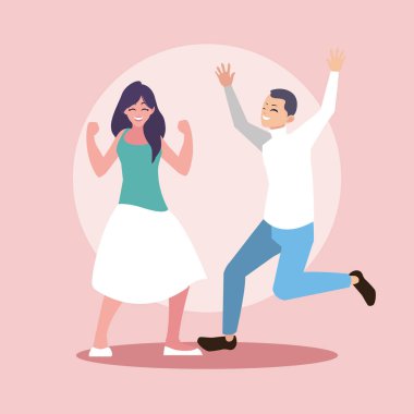 Genç çift ellerini kaldırarak kutluyor.