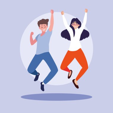 Genç çift ellerini kaldırarak kutluyor.