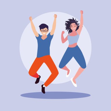 Genç çift ellerini kaldırarak kutluyor.