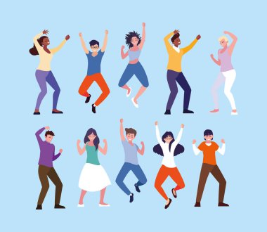 elleri yukarı kutlayan bir grup genç