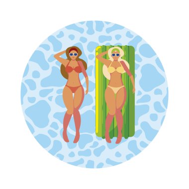 Yüzer yatak ile güzel kızlar suda yüzen