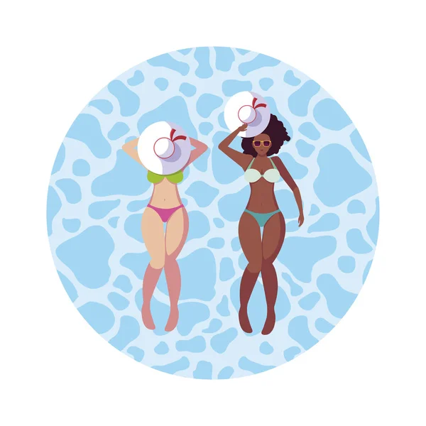 Meninas interracial casal com maiôs flutuando na água —  Vetores de Stock