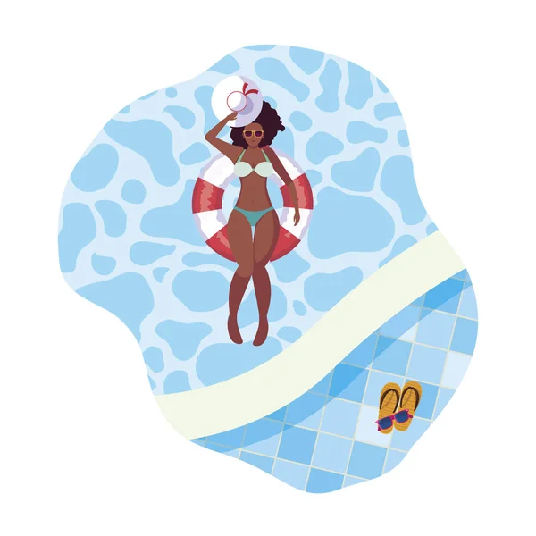 Afro femme avec maillot de bain et gilet de sauvetage flottant dans la piscine — Image vectorielle