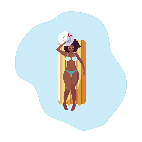 Afro kobieta z pływakiem materac pływających w wodzie — Wektor stockowy