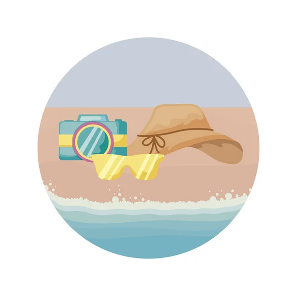 Cappello donna con occhiali da sole e macchina fotografica in spiaggia — Vettoriale Stock
