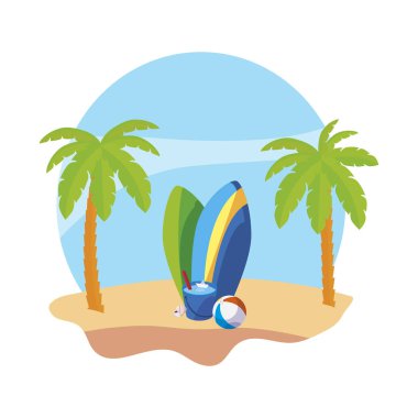 palmiye ve sörf tahtaları sahnesi ile yaz Plajı