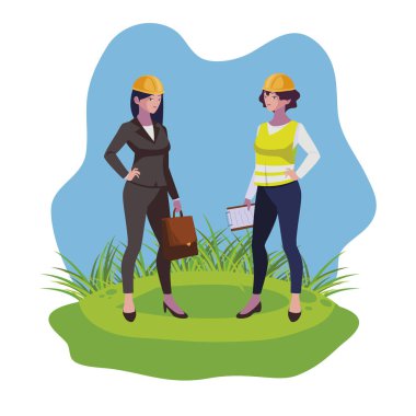 çim üzerinde kadın inşaatçı ve mühendis kadın