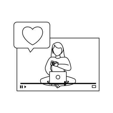 Konuşma baloncuklu dizüstü bilgisayar kullanan kadın