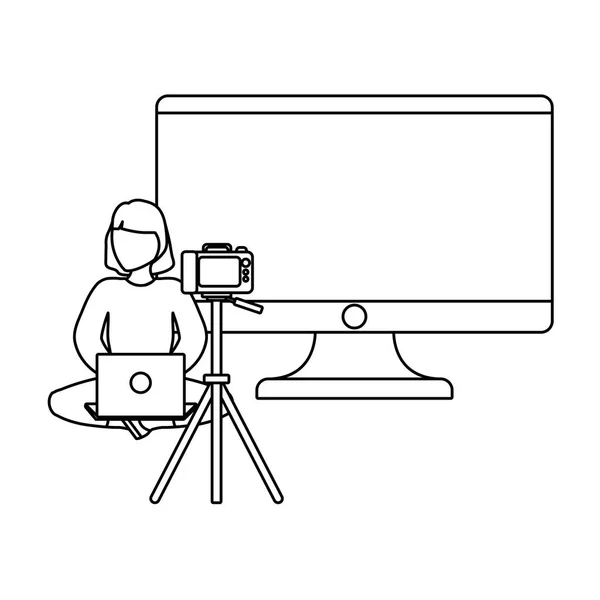 Mujer sentada usando laptop con cámara y monitor — Vector de stock