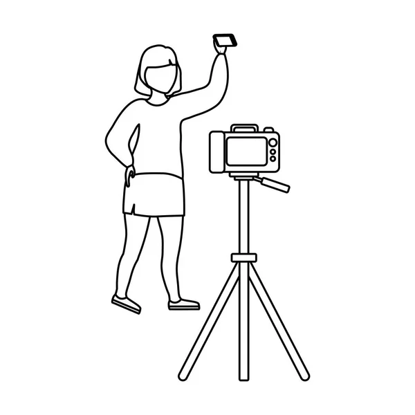 Mujer tomando selfie con smartphone y cámara fotográfica — Vector de stock