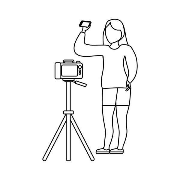 Mujer tomando selfie con smartphone y cámara fotográfica — Vector de stock