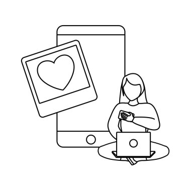 akıllı telefon ile dizüstü bilgisayar kullanarak oturan kadın