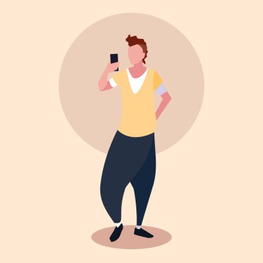 Genç adam akıllı telefon aygıtı kullanıyor