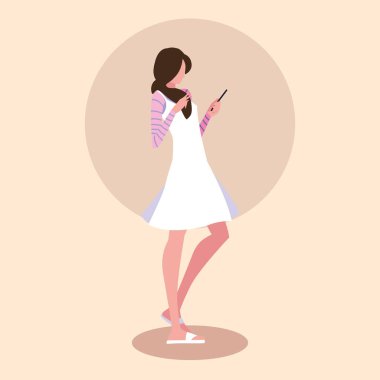 Akıllı telefon aygıtı kullanan genç kadın