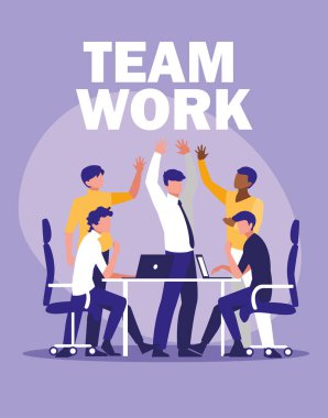 işyerinde iş adamları takım çalışması kutluyor