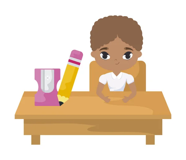 Estudante menino afro sentado na mesa da escola com suprimentos educação —  Vetores de Stock