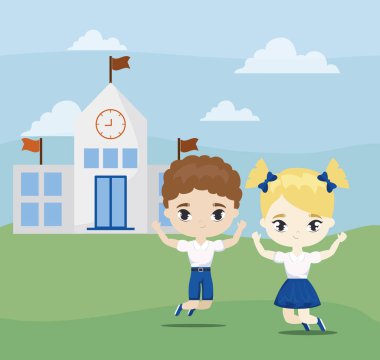 okul binasının önünde sevimli küçük öğrenciler