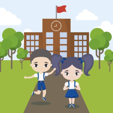 okul binasının önünde sevimli küçük öğrenciler