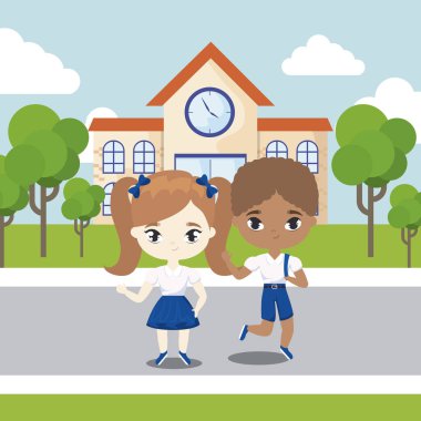 okul binasının önünde sevimli küçük öğrenciler