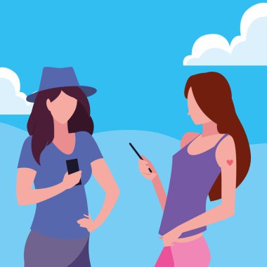 konuşan akıllı telefon kullanan iki kadın