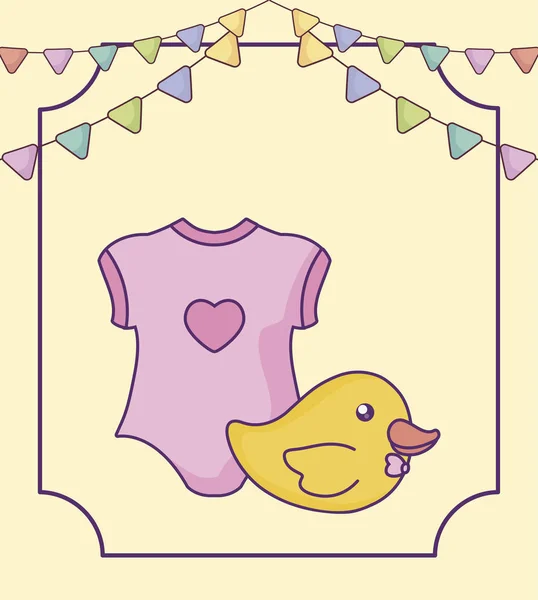 Ropa bebé para niña con pato juguete de plástico con guirnaldas — Vector de stock