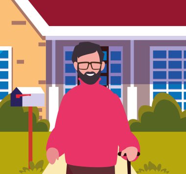 Yaşlı adam ayakta sonraki ev dış