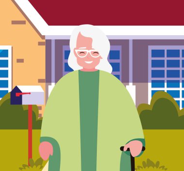 evin önünde Büyükanne ayakta